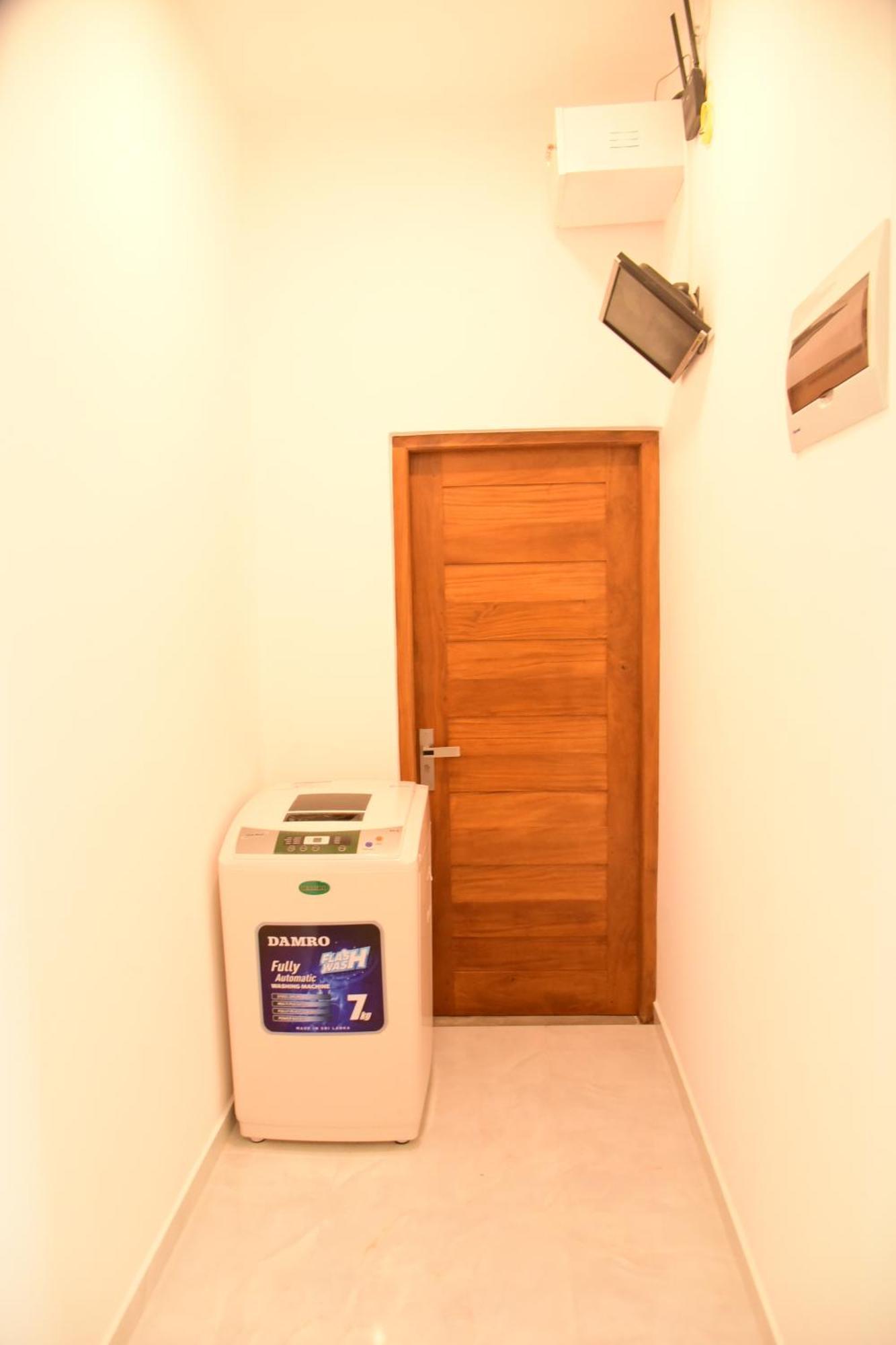 Ocean Ripples Hotel Hikkaduwa Bagian luar foto