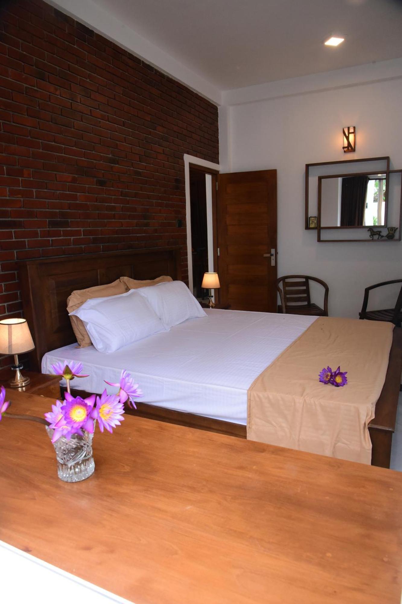 Ocean Ripples Hotel Hikkaduwa Bagian luar foto