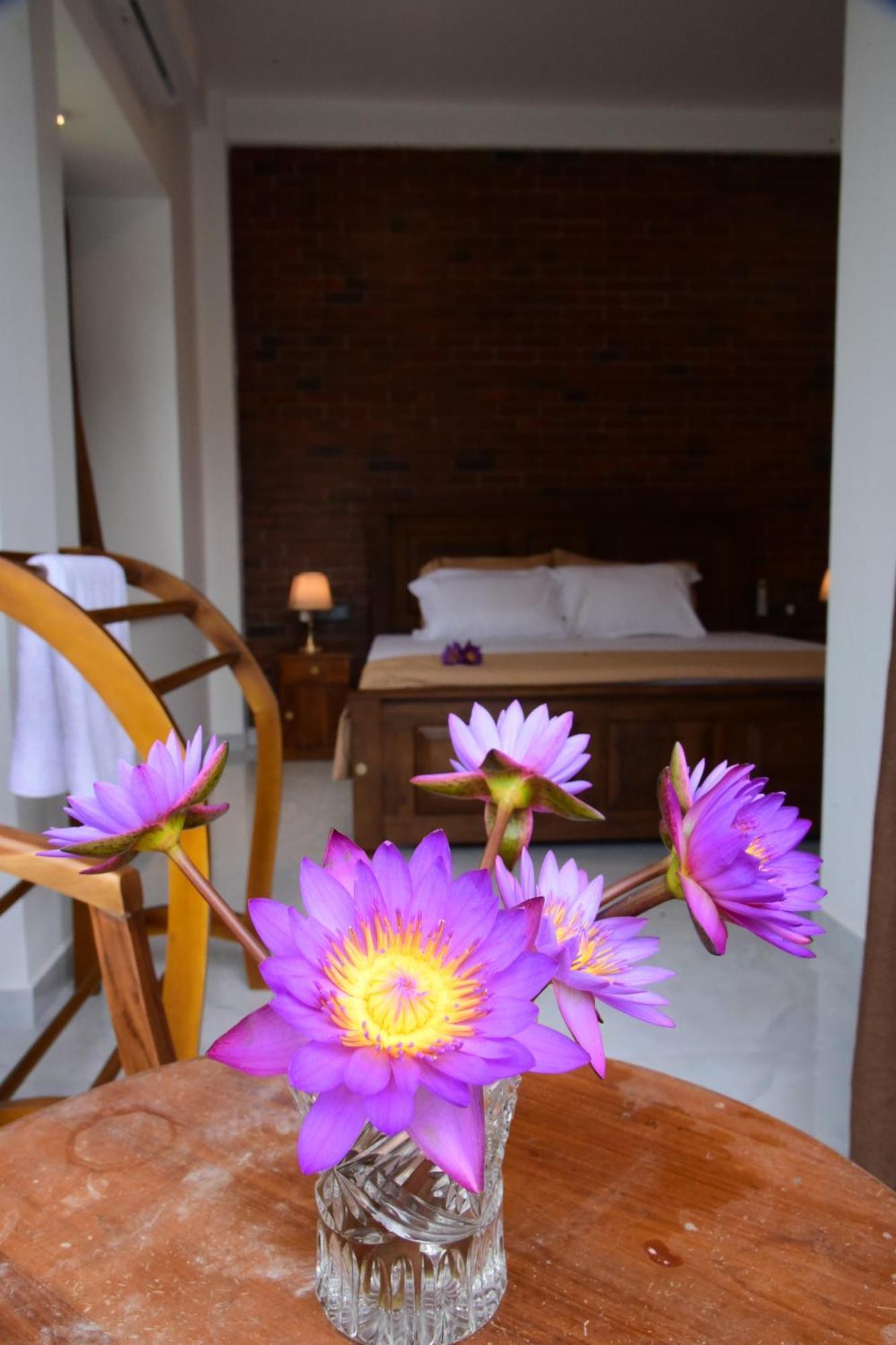 Ocean Ripples Hotel Hikkaduwa Bagian luar foto
