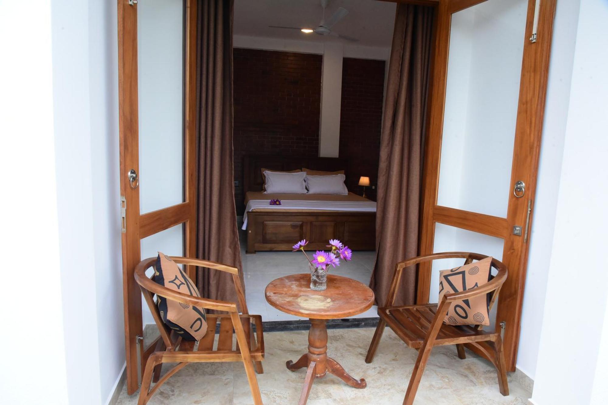 Ocean Ripples Hotel Hikkaduwa Bagian luar foto