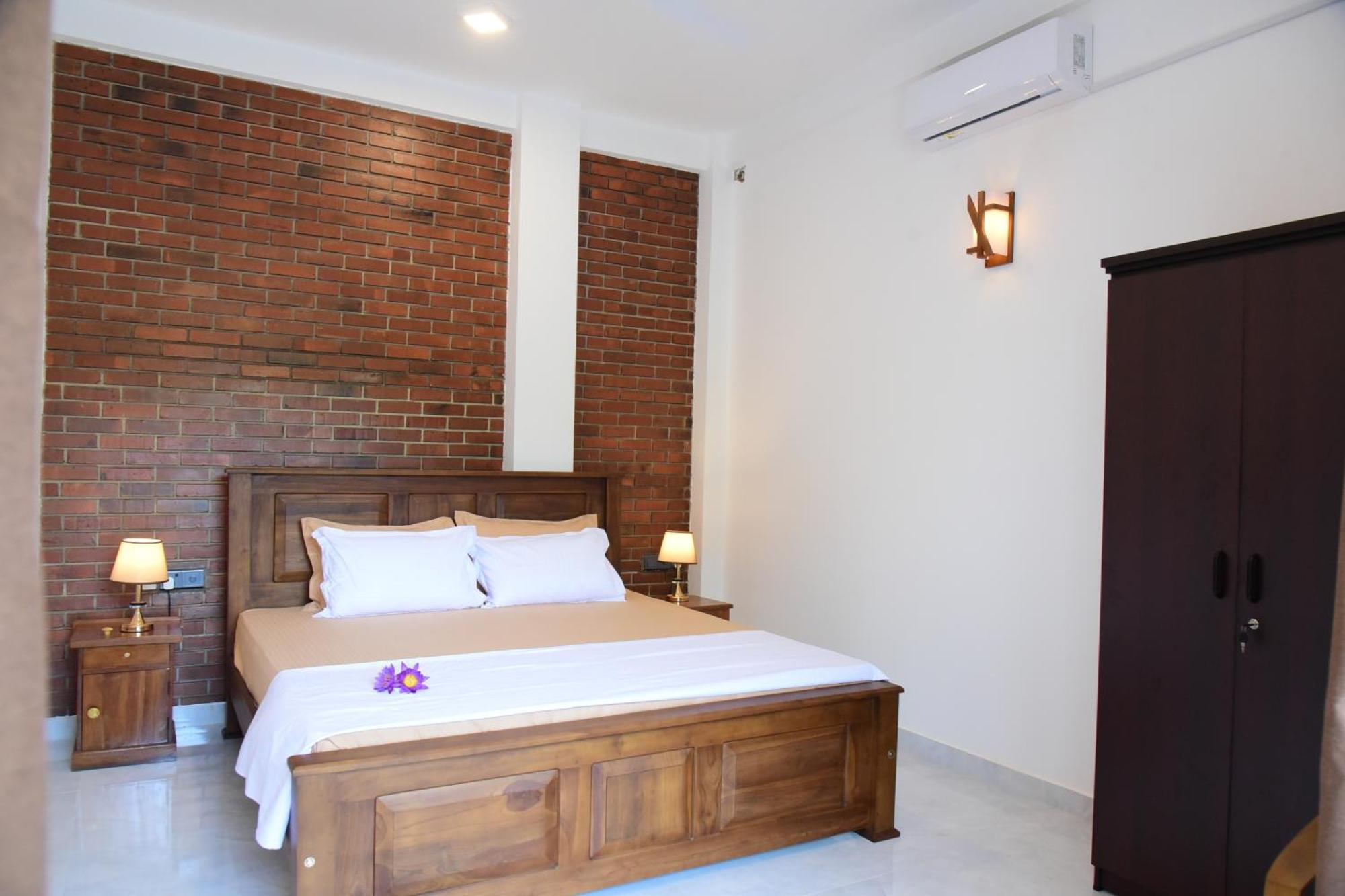 Ocean Ripples Hotel Hikkaduwa Bagian luar foto