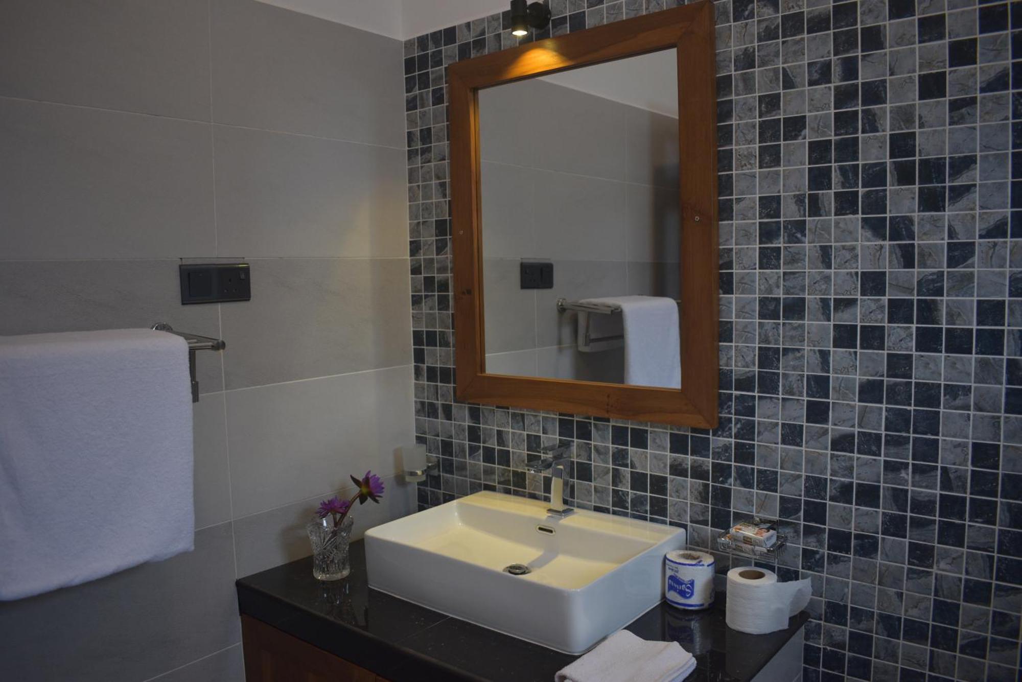 Ocean Ripples Hotel Hikkaduwa Bagian luar foto