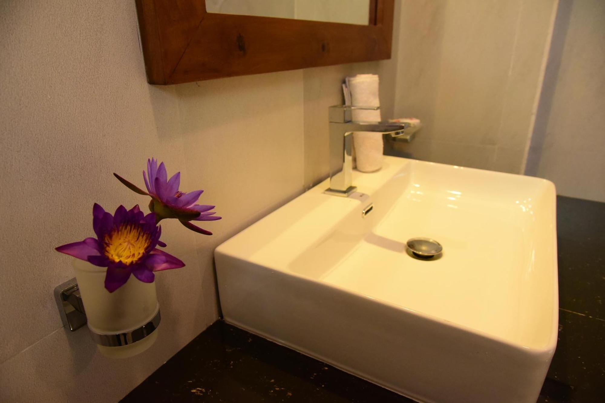 Ocean Ripples Hotel Hikkaduwa Bagian luar foto