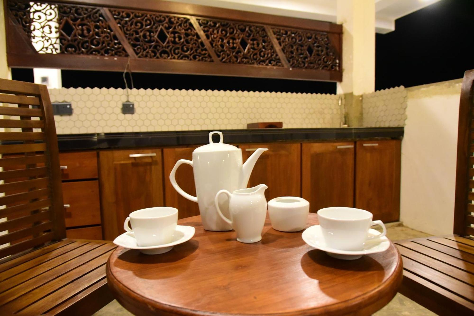 Ocean Ripples Hotel Hikkaduwa Bagian luar foto