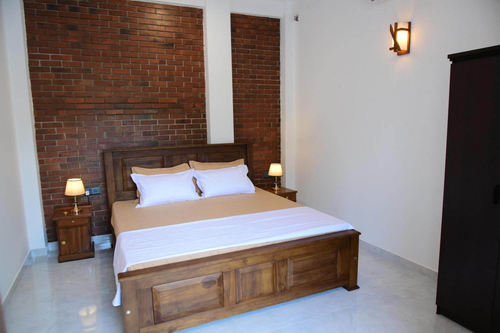 Ocean Ripples Hotel Hikkaduwa Bagian luar foto