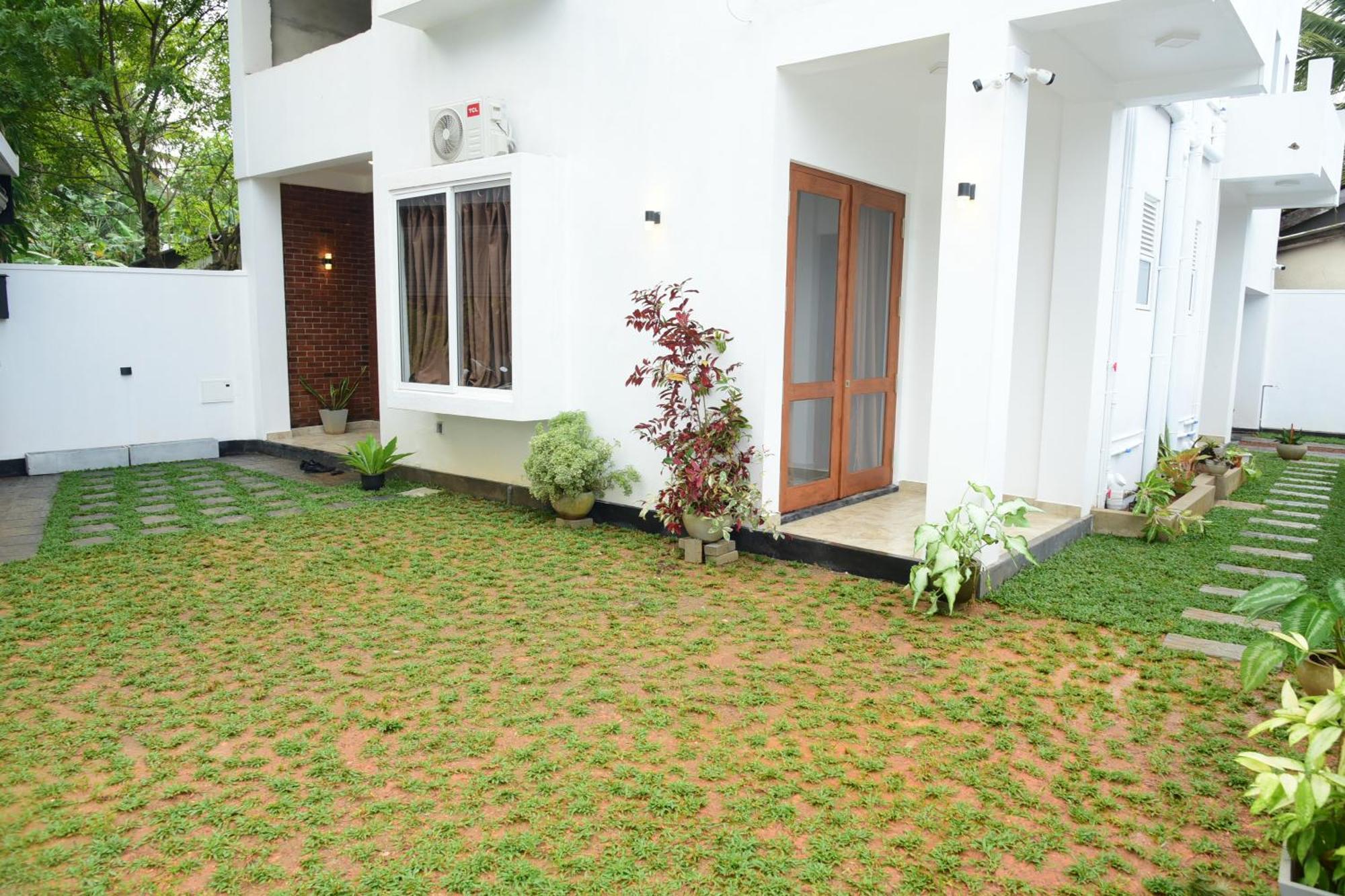 Ocean Ripples Hotel Hikkaduwa Bagian luar foto