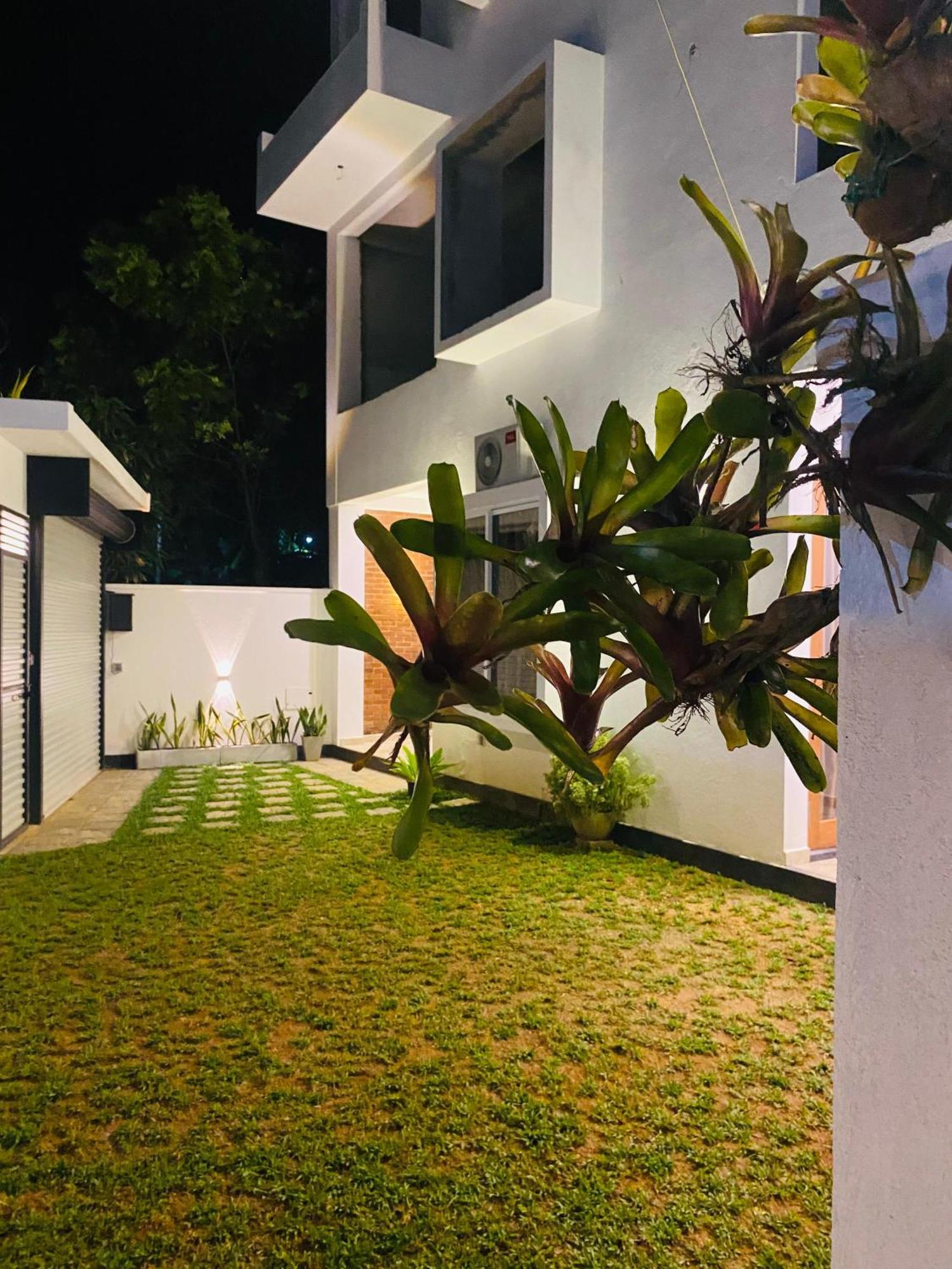 Ocean Ripples Hotel Hikkaduwa Bagian luar foto