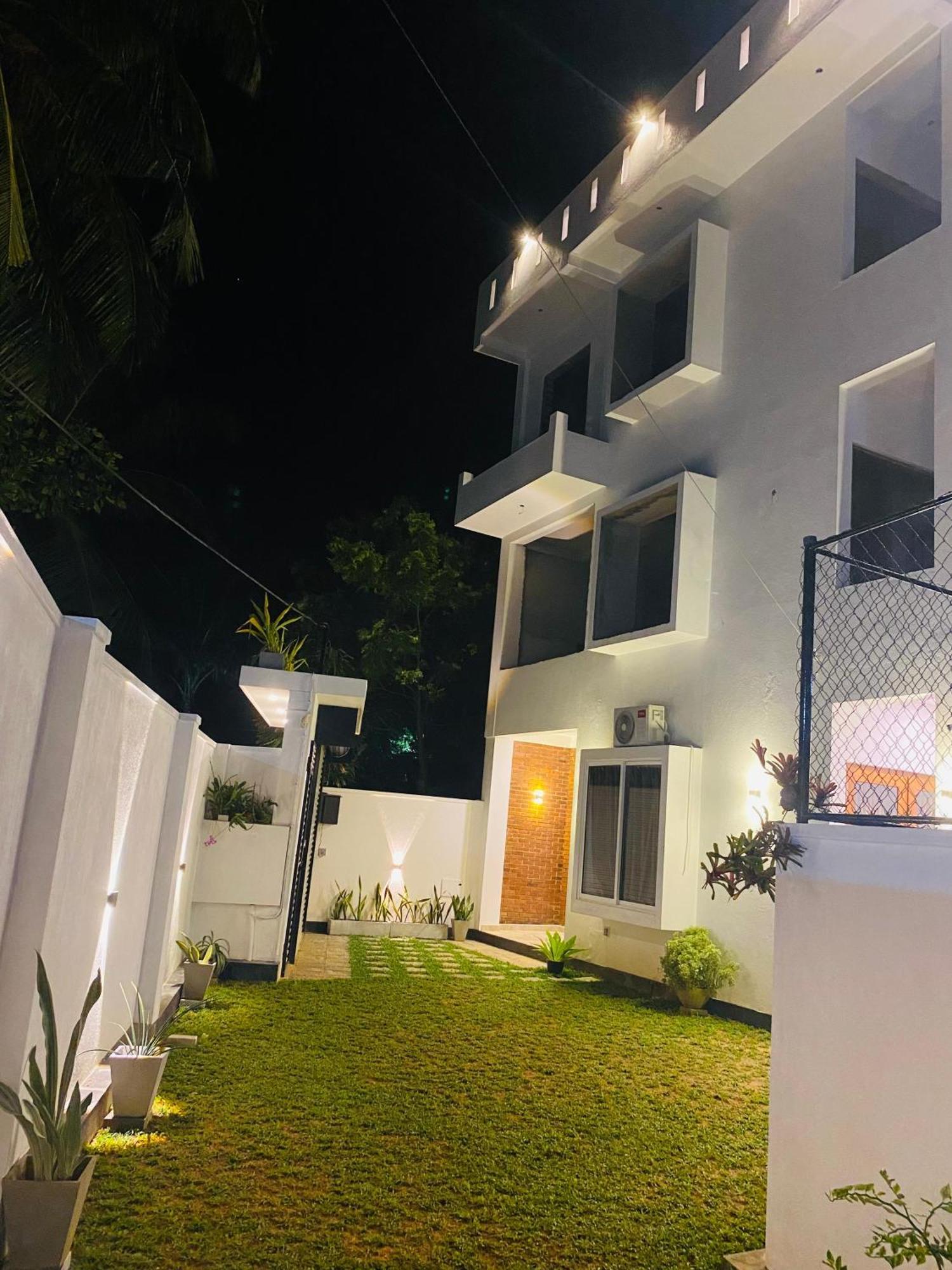 Ocean Ripples Hotel Hikkaduwa Bagian luar foto
